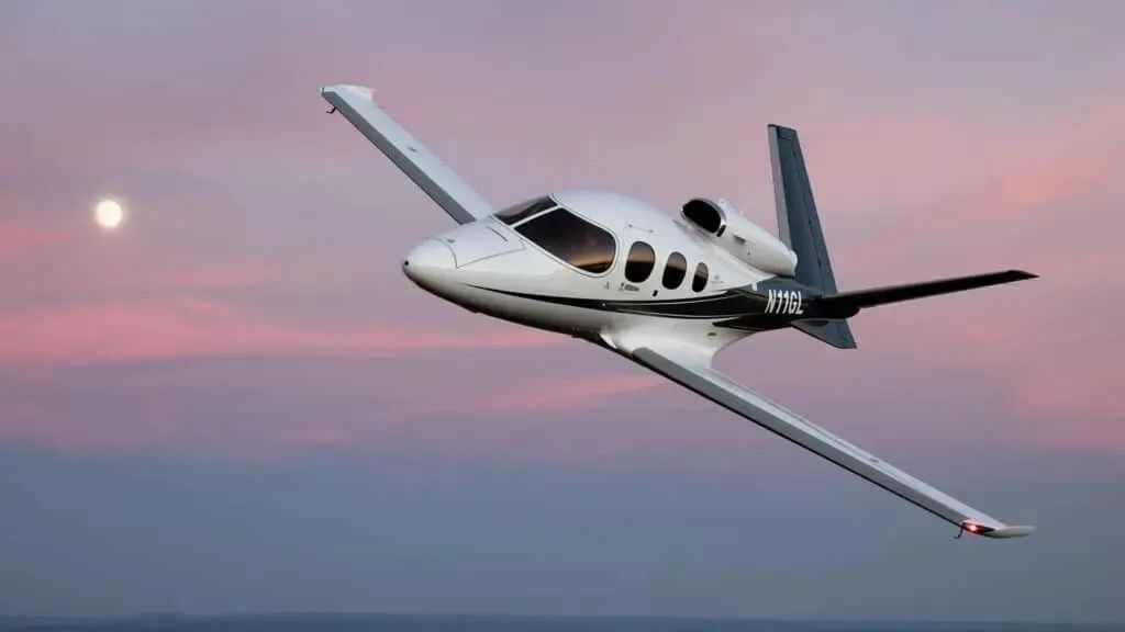 第100架国产西锐sr20试飞成功